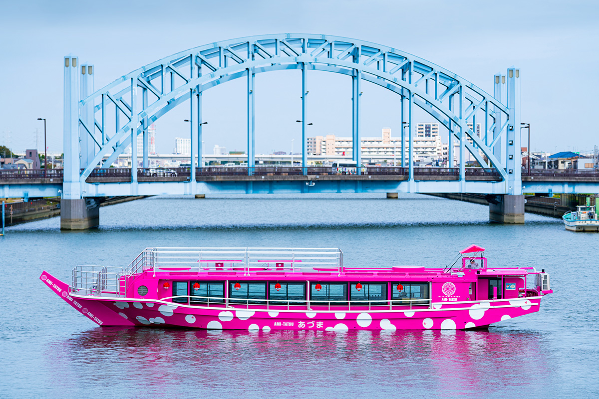 屋形船あみ達（あみたつ）のピンクのスイーツ屋形船で東京モダンな舟遊び